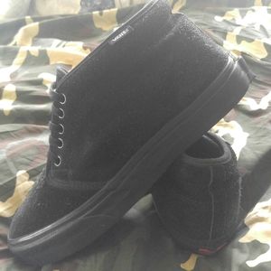 Leather Vans high top skate shoe sneaker